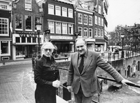 406650 Portret van mevr. G.L. van Wijk en haar echtgenoot W.J. van Wijk jr., eigenaren van Boekhandel Van Wijk (links ...